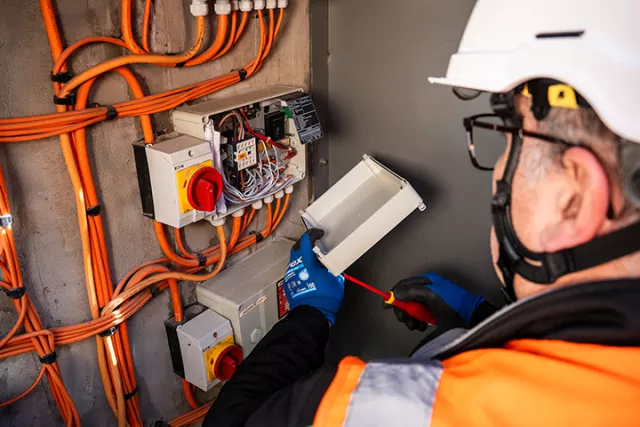 Technicien incendie vérifiant les installations